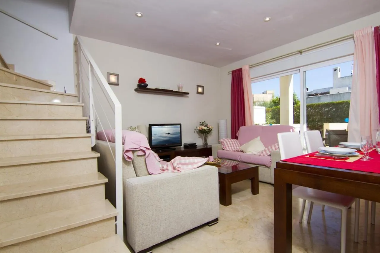 Port de Pollenca Villa: 3-Bedroom with Shared Pool and Wi-Fi Holiday home Port de Pollenca